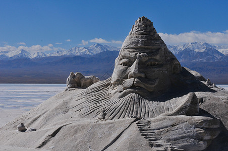 高盐青藏高原上的茶卡盐湖盐雕塑背景