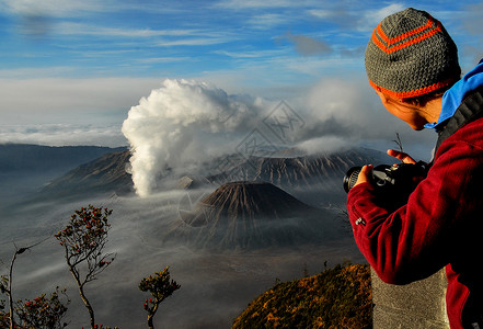 印尼东爪哇岛上的布罗莫活火山背景图片