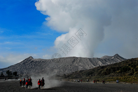 印尼东爪哇岛上的布罗莫活火山背景图片