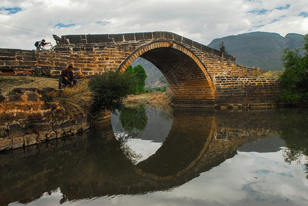 云南沙溪古镇古石桥背景图片