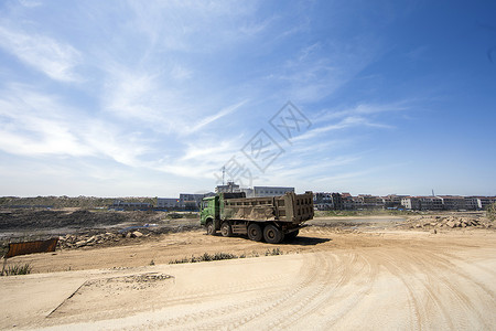 大型车工地上的土方车背景