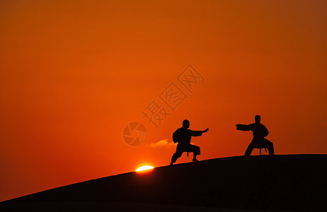 练习跆拳道夕阳下功夫人物剪影设计图片