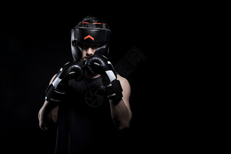搏击护具戴着拳击手套和护具的运动男性背景