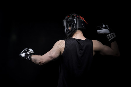 运动护具戴着拳击手套和护具的运动男性背景