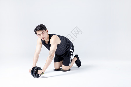 钢丝拉伸器健身运动男性人像健腹器背景