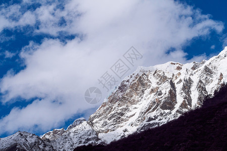 西藏雪山背景图片