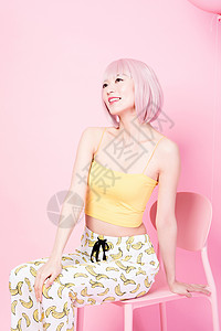 粉色假发时尚女性创意形象背景