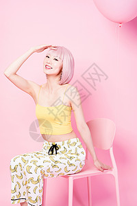 粉色假发时尚女性创意形象背景