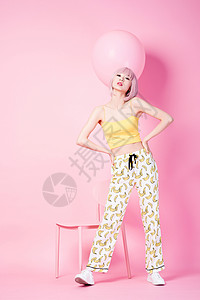 黄气球粉色假发时尚女性创意形象背景