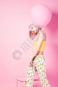 粉色假发时尚女性创意形象背景图片