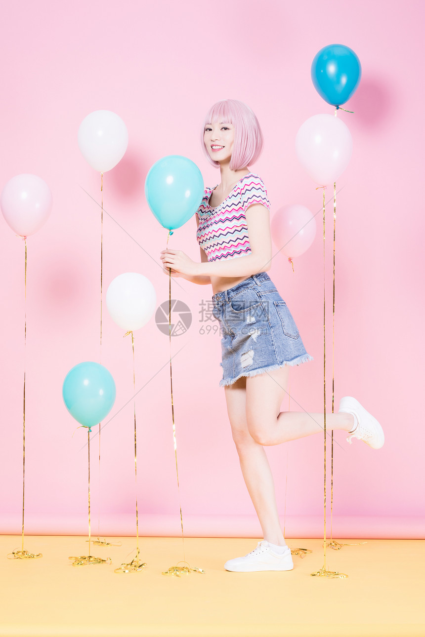 假发美女粉色气球创意照图片