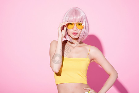 性感女神写真时尚性感粉色头发戴墨镜的女性背景
