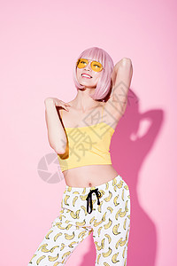 时尚性感粉色头发戴墨镜的女性背景图片