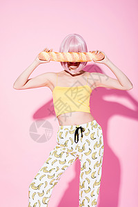 时尚女性粉色创意照时尚女性手拿面包创意照背景