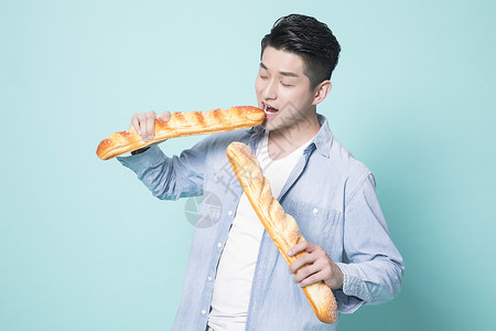 拿着面包的青年男性图片