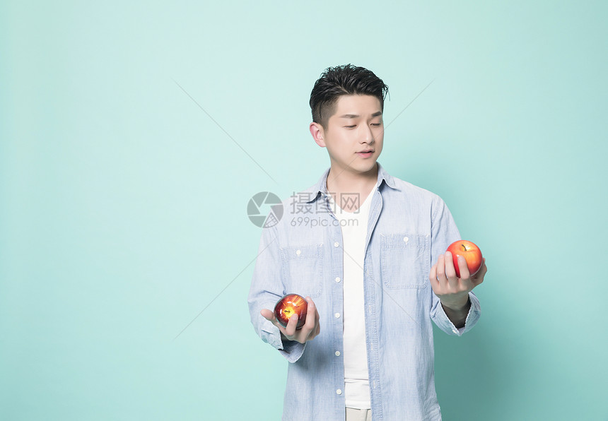 拿着苹果的青年男性图片