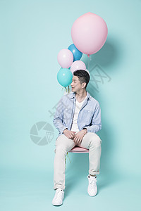 坐在气球椅子上的青年男性图片