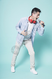 唱歌的男性青年背景图片
