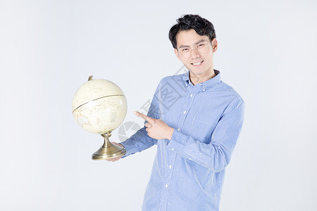 青年男性学生手持地球仪背景图片