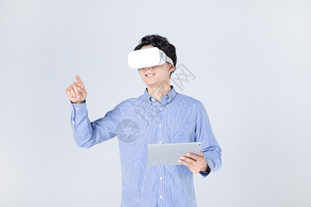 青年男性人像vr眼镜平板电脑科技图片