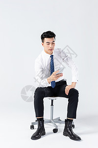 商务男士坐椅上用手机图片