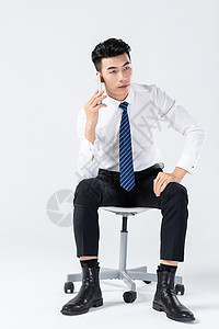 商务男士坐椅上打电话高清图片