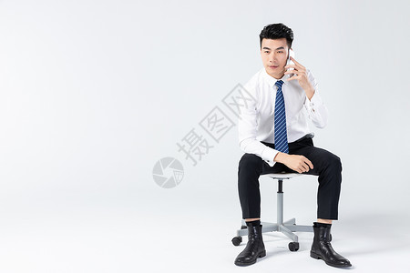 商务男士坐椅上打电话高清图片