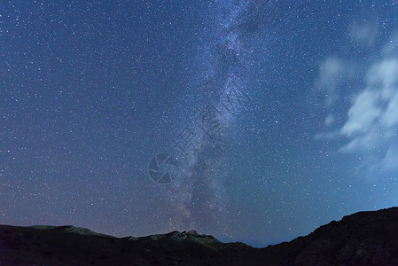 空中公路新疆星空背景