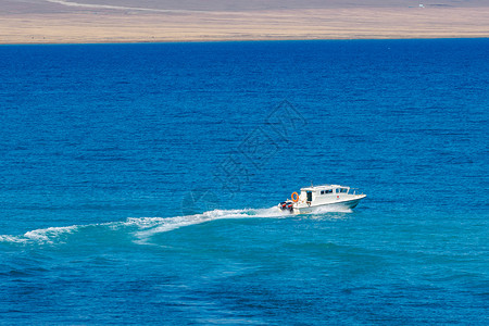 中国新疆自治区风景新疆赛里木湖游艇背景