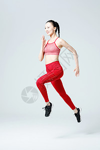 大步跑步冲刺的健身女性高清图片