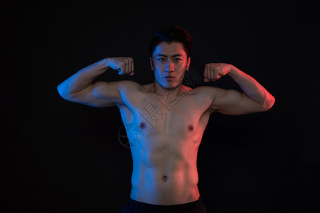 运动男性肌肉展示创意形象照高清图片