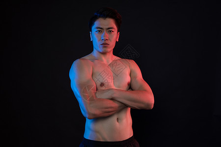 运动男性肌肉展示创意形象照图片
