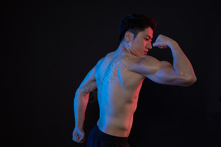 运动男性肌肉展示创意形象照背景图片