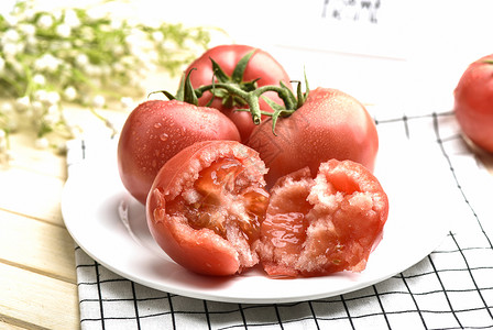 西红柿疙瘩汤新鲜掰开的西红柿背景