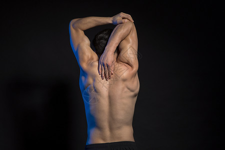 运动男性背部身材肌肉展示高清图片
