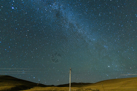 新疆星空草原公路夜景高清图片