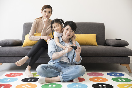 一家人打游戏一家人在客厅里一起打游戏机背景