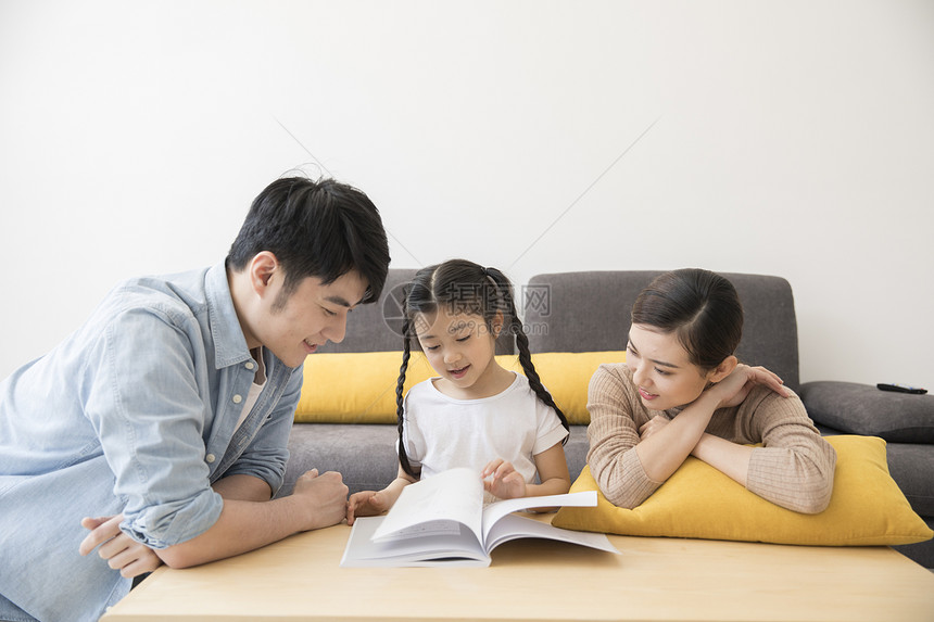 一家人在新家客厅里一起看书阅读图片