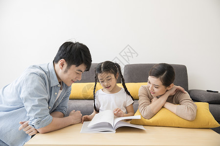 生活故事一家人在新家客厅里一起看书阅读背景