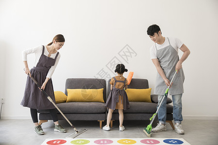 一家人在新家打扫卫生背景图片
