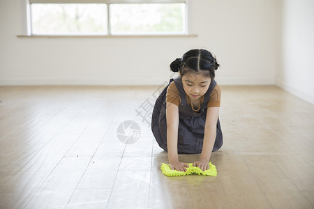 擦地的女孩女儿在新家擦地板背景