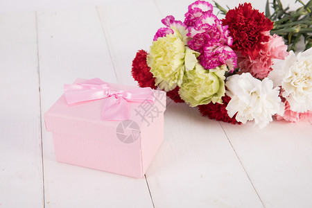 康乃馨与礼盒背景图片