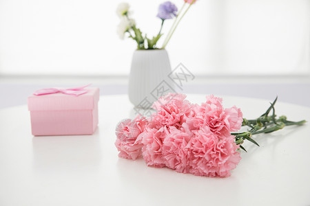 花瓶康乃馨康乃馨花卉与礼盒背景