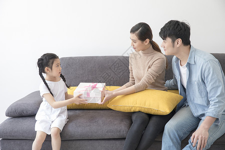 手绘小孩和礼物女儿送爸爸妈妈礼物背景