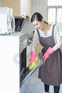打扫厨房的青年女性图片