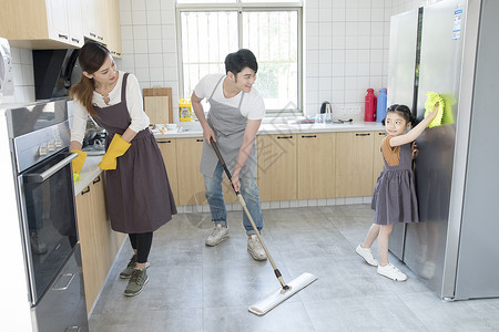 一起打扫厨房的一家人高清图片