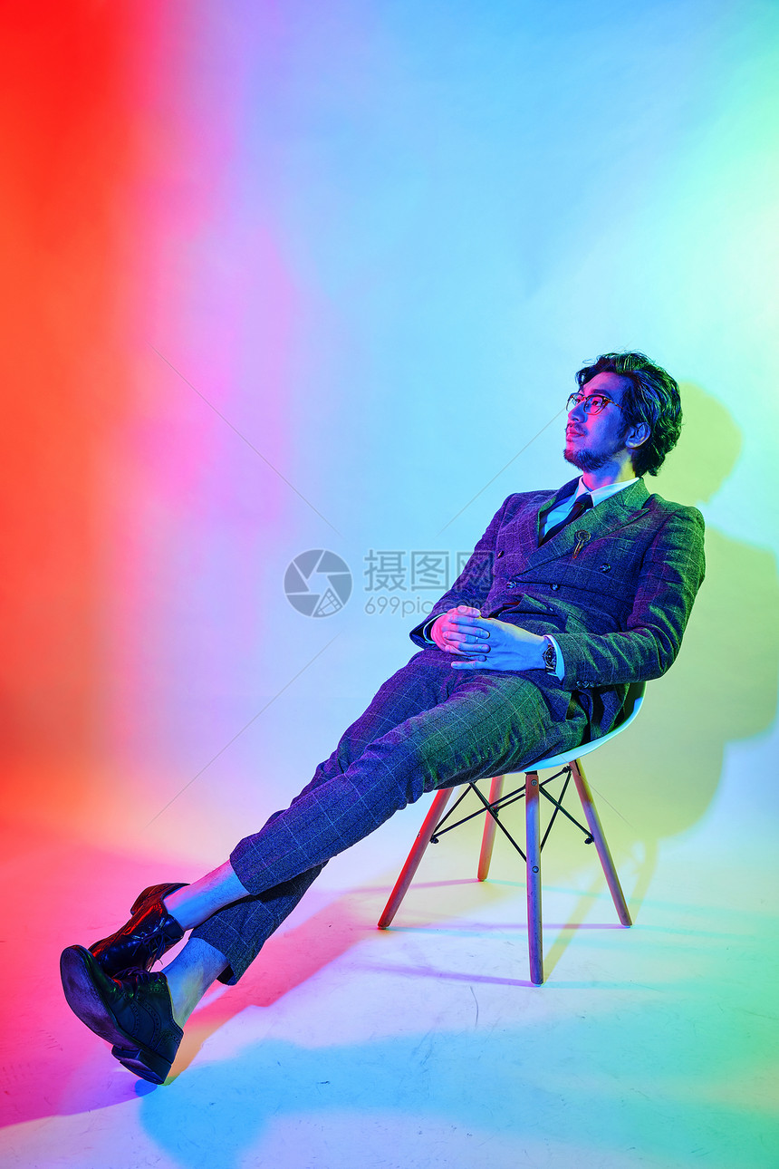 商务男性色彩创意休闲坐姿图片