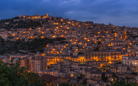 夜景卡贴素材西西里岛古城莫迪卡夜景背景