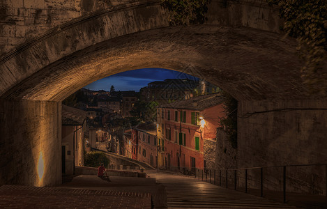 意大利古城佩鲁贾夜景全景图背景图片