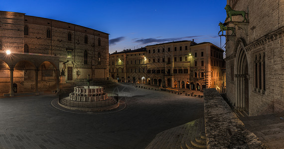 意大利古城佩鲁贾夜景全景图高清图片